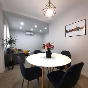 https://moderno-acogedor-y-centrico-apartamento.1costadelsol.com